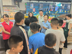 <b>顺次走进熟食区、乳成品区、冷冻区和果蔬</b>